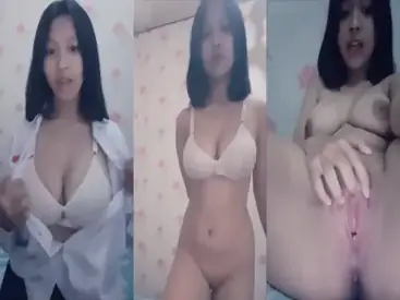 Cewek Muda Langsing Pamer Bodi Montok Hot